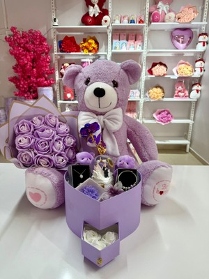 Ayı Evreni Büyük Peluş Ayılı Çiçek Buketli Romantik Hediye Kutusu Mor | Lila Kutu | Kar Küresi, Çelik Takı Seti, Peluş Ayıcık | Sevgiliye, Anneye, Doğum Günü, 14 Şubat, Yıldönümü