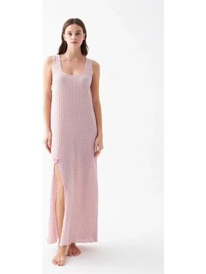 Pileli Store Kadın Pembe Dantel Dokulu Yırtmaçlı Uzun Gecelik – Zarif ve Rahat Uyku Geceliği