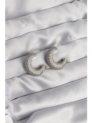 Pileli Store Pirinç Gümüş Renk Zirkon Taşlı Yarım Halka Küpe