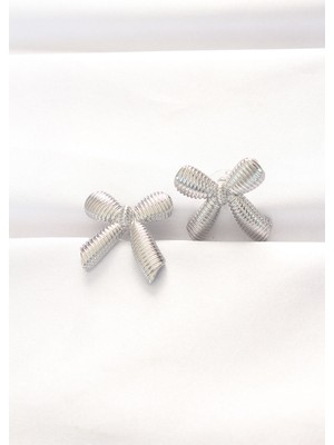 Pileli Store Pirinç Gümüş Renk Fiyonk Küpe