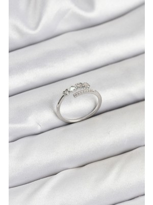 Pileli Store Pirinç Gümüş Renk Kalpli Detaylı Zirkon Taşlı Kadın Yüzük