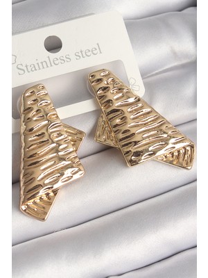 Pileli Store Pirinç Gold Renk Işleme Detaylı Katlanmış Kare Plaka Model Kadın Küpe - TJ-BKP10261