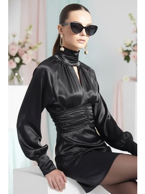 Göğüs Pencereli Boyunlu Uzun Kol Dar Etekli Saten Mevsimlik Gece Elbisesi Siyah