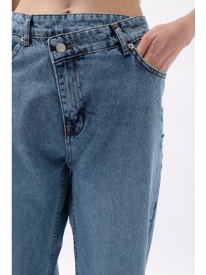 Modaurul Asimetrik Bel Paça Yırtmaçlı Jean