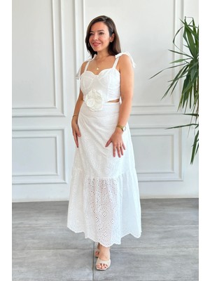 Önü Çiçek Detaylı Dekolteli Askılı Elbise