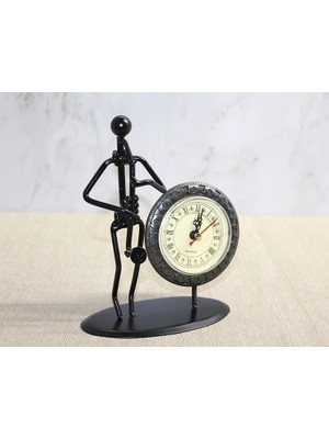 Pileli Store Metal Saatli Saksafon Çalan Müzisyen