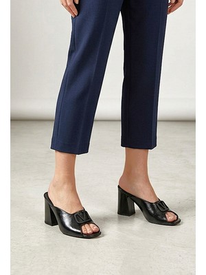 Gökhan Talay Arvessa Esnek Yumuşak Kaymaz Taban (8 Cm) Siyah Rugan Mat V Toka Açık Lastikli Kadın Kalın Topuklu Ayakkabı