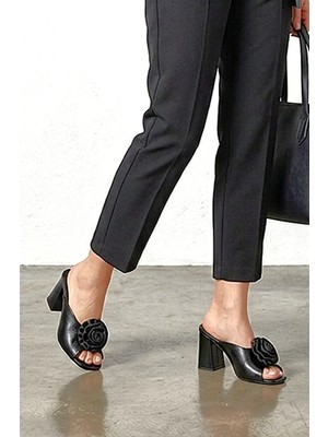 Fiore Ayakkabı Varda Esnek Yumuşak Kaymaz Taban (8 Cm) Siyah Rugan El Yapımı Gül Detaylı Açık Lastikli Kadın Kalın Topuklu Ayakkabı