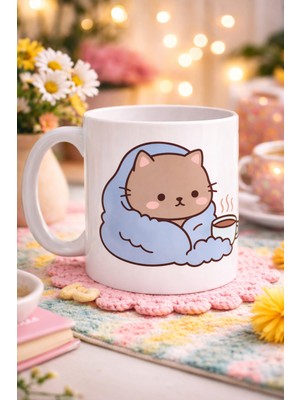 Battaniyeye Sarılmış Sevimli Kedi Tasarımlı Porselen Kupa Model 189 – Kahve Temalı Tatlı Ke