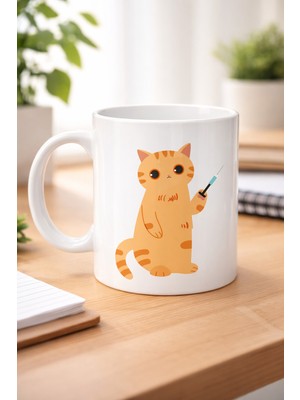 Veteriner Kedi Tasarımlı Porselen Kupa Model 176 – Şırıngalı Sevimli Kedi Kahve Kupası –