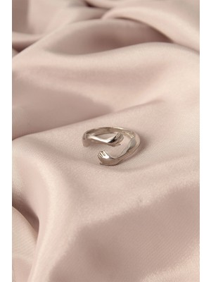 Ayarlamalı Gümüş Renk Metal Sarılan Eller Model Kadın Yüzük