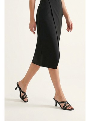 Gökhan Talay Varnelle Esnek Yumuşak Kaymaz Taban (4 Cm) Siyah Rugan  Çapraz Bantlı Açık  Kadın Topuklu Ayakkabı