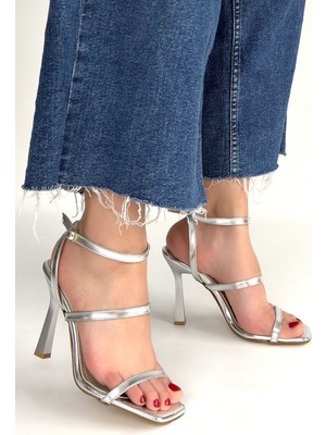 Zerenyus Umira Gümüş Rugan Topuklu Bilekten Kemerli Ayakkabı