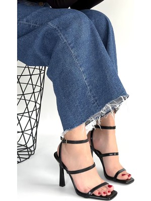 Zerenyus Umira Siyah Rugan Topuklu Bilekten Kemerli Ayakkabı