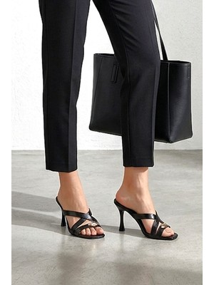 Fiore Ayakkabı Cressida Esnek Yumuşak Kaymaz Taban (8 Cm) Siyah Rugan  Çapraz Bantlı Tokalı Açık  Kadın Topuklu Ayakkabı