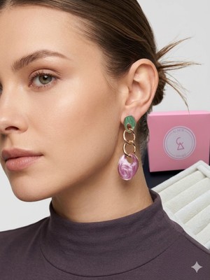 Alsem 14 Ayar Gold Kaplama Zincir Detaylı Pembe Yeşil Mineli Sallantılı Küpe , Retro Tarz Küpe