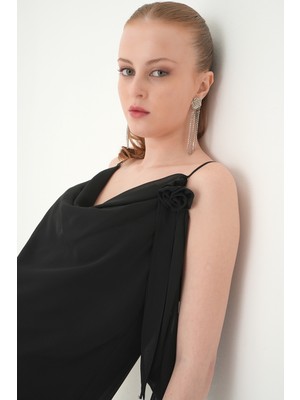 Rays Siyah Askılı Yaka Gül Detay Bluz 251221