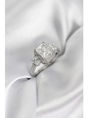 Inure Jewelry Gümüş Renk Kare Baget Zirkon Taşlı Tek Taş Model Kadın Yüzük