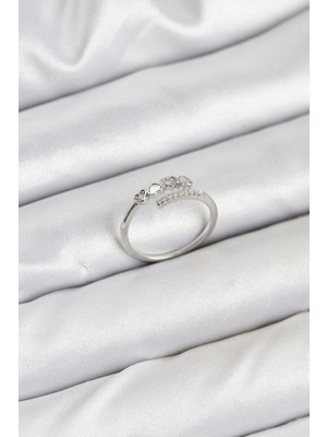 Inure Jewelry Pirinç Gümüş Renk Kalpli Detaylı Zirkon Taşlı Kadın Yüzük