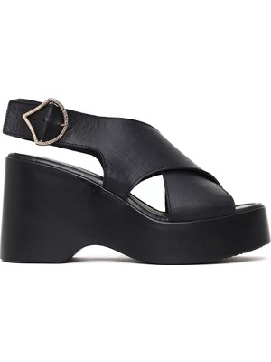 Derimod Kadın Siyah Arkadan Tokalı Dolgu Topuklu Deri Sandalet 26SFD181618