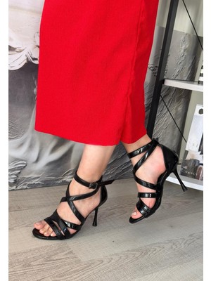 Zerenyus Mariya Siyah Rugan Topuklu Ayakkabı