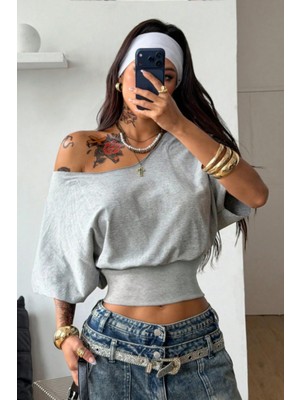 Tarz Cool Kadın Beyaz Madon Yaka Beli Lastikli Crop Düşük Omuzlu Salaş Tişört