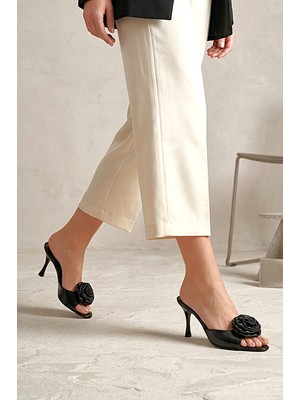 Fiore Ayakkabı Rosalie Esnek Yumuşak Kaymaz Taban (8 Cm) Siyah Rugan El Yapımı Gül Detaylı Kadın Kalın Topuklu Terlik