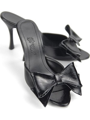 Gökhan Talay Ribbon Esnek Yumuşak Kaymaz Taban (8 Cm) Siyah Rugan Fiyokn Detaylı Kadın Kalın Topuklu Terlik