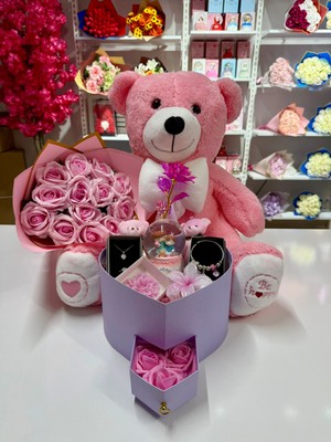 Ayı Evreni Büyük Peluş Ayılı Çiçek Buketli Romantik Hediye Kutusu Pembe | Lila Kutu | Kar Küresi, Çelik Takı Seti, Peluş Ayıcık | Sevgiliye, Anneye, Doğum Günü, 14 Şubat, Yıldönümü