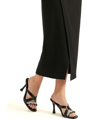 Fiore Ayakkabı Sira Esnek Yumuşak Kaymaz Taban (8 Cm) Siyah Rugan  Çapraz Burgu Gümüş Bantlı Kadın Topuklu Terlik