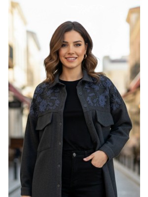 Omzu Çiçek Boncuk Işlemeli Posta Cepli Gömlek
