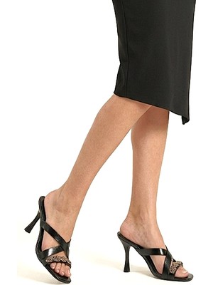 Gökhan Talay Sira Esnek Yumuşak Kaymaz Taban (8 Cm) Siyah Rugan  Çapraz Burgu Koyu Altın Bantlı Kadın Topuklu Terlik