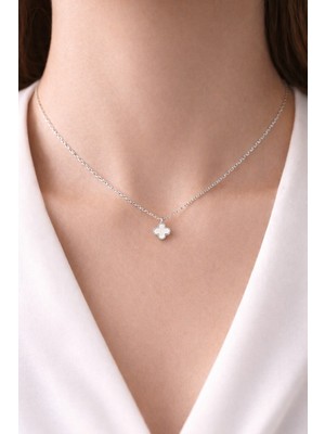 TeknoKapsül Beyaz Yonca Figürlü Çelik Kolye Model 17 – Kararmaz, Paslanmaz, Minimal &amp; Şık Kadın Kolyesi