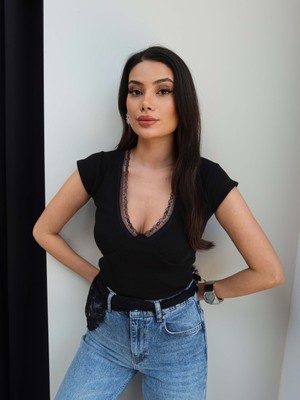 Esra Helvacı Dantel Detay V Yaka Fitilli Bluz