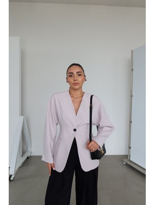 Özge Özgenç Dikiş Detaylı Tek Düğmeli Blazer Ceket