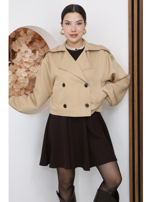 Famoda Kadın Bej Kruvaze Yaka Düğme Detaylı Kısa Ceket Trençkot