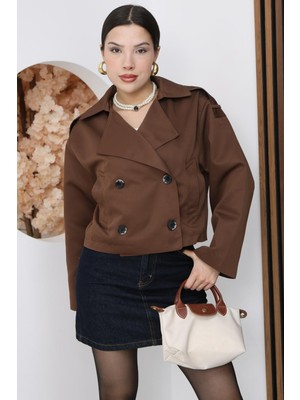 Famoda Kadın Acı Kahve Kruvaze Yaka Düğme Detaylı Kısa Ceket Trençkot