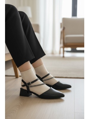 Enoch Kadın Sivri Burunlu Ince Taş Zincir Detaylı Alçak Kare Topuklu Arkası Açık Ayakkabı