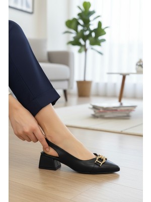 Enoch Kadın Sivri Burunlu Gold Toka Detaylı Alçak Blok Topuklu Arkası Açık Ayakkabı