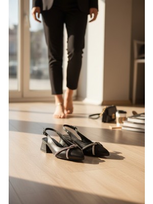 Enoch Kadın Sivri Burunlu Kristal Taş Düğümlü Alçak Geometrik Topuklu Arkası Açık Ayakkabı