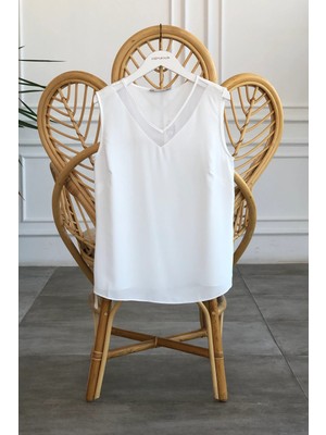 Yakası Tül Detaylı Kolsuz Bluz