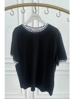Yakası ve Kolları Triko Detaylı T-Shirt