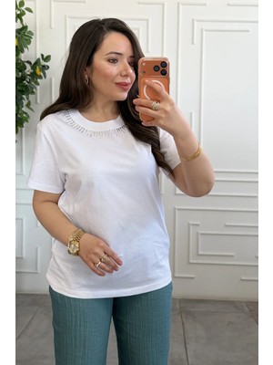 Yakası Taş Detaylı Bisiklet Yaka T-Shirt