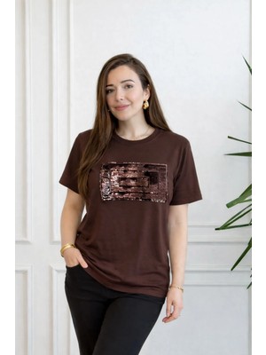 Önü Pul Işlemeli T-Shirt