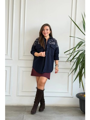 Omzu Çiçek Boncuk Işlemeli Posta Cepli Gömlek