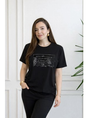 Önü Pul Işlemeli T-Shirt