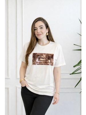 Önü Pul Işlemeli T-Shirt