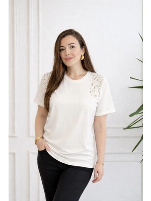Omuzları Taş Detaylı T-Shirt