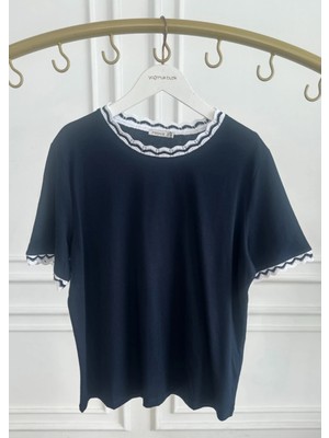 Yakası ve Kolları Triko Detaylı T-Shirt