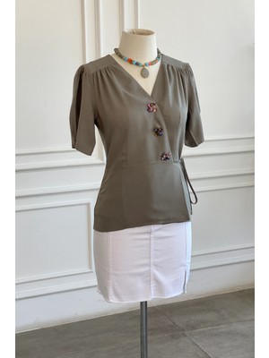 Kruvaze Yaka Çiçek Düğme Detaylı Beli Ipli Bluz